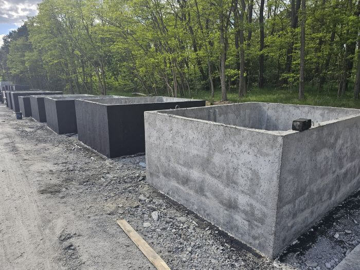 Plac produkcyjny z szambami betonowymi Opalenica gotowymi do transportu