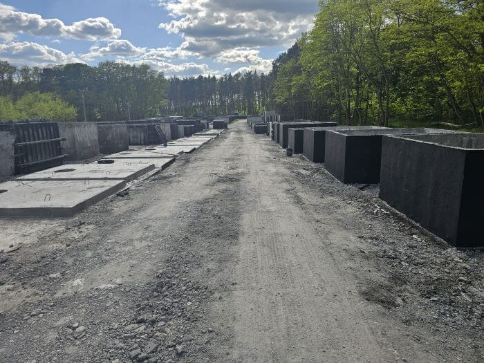 Plac z gotowymi szambami betonowymi Opalenica w różnych rozmiarach